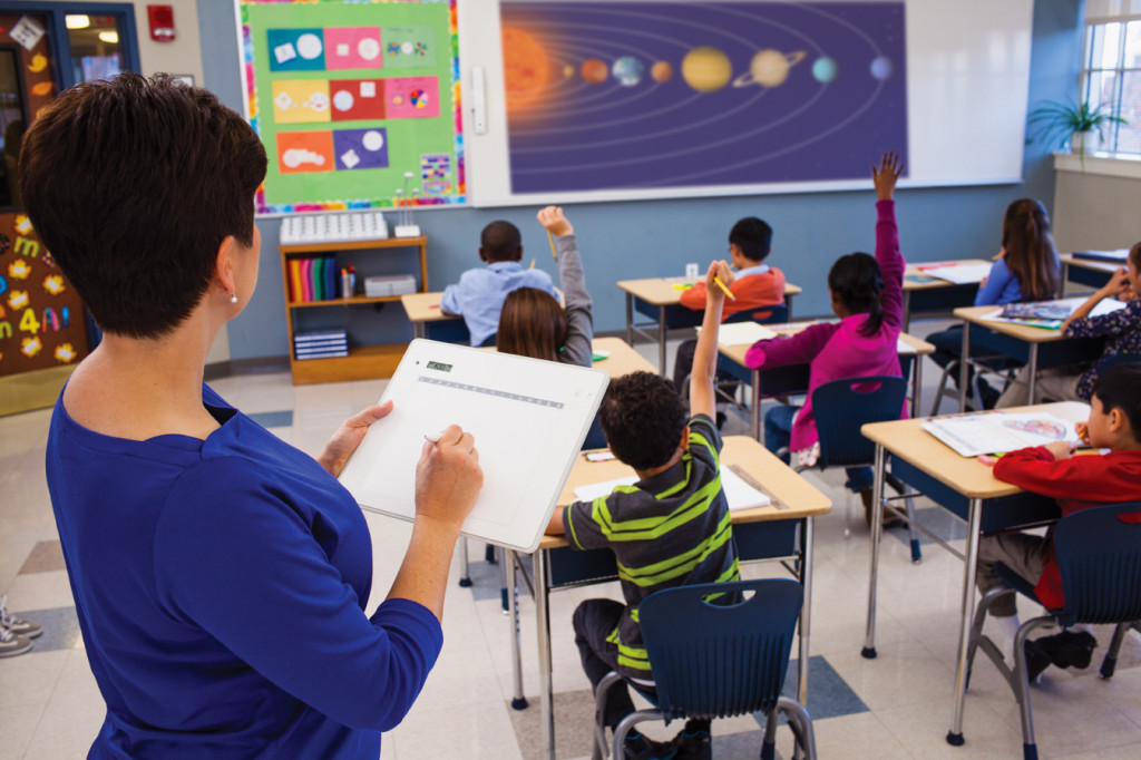 ¿Y si pudieras caminar por el salón de clases mientras estás enseñando desde la pizarra?