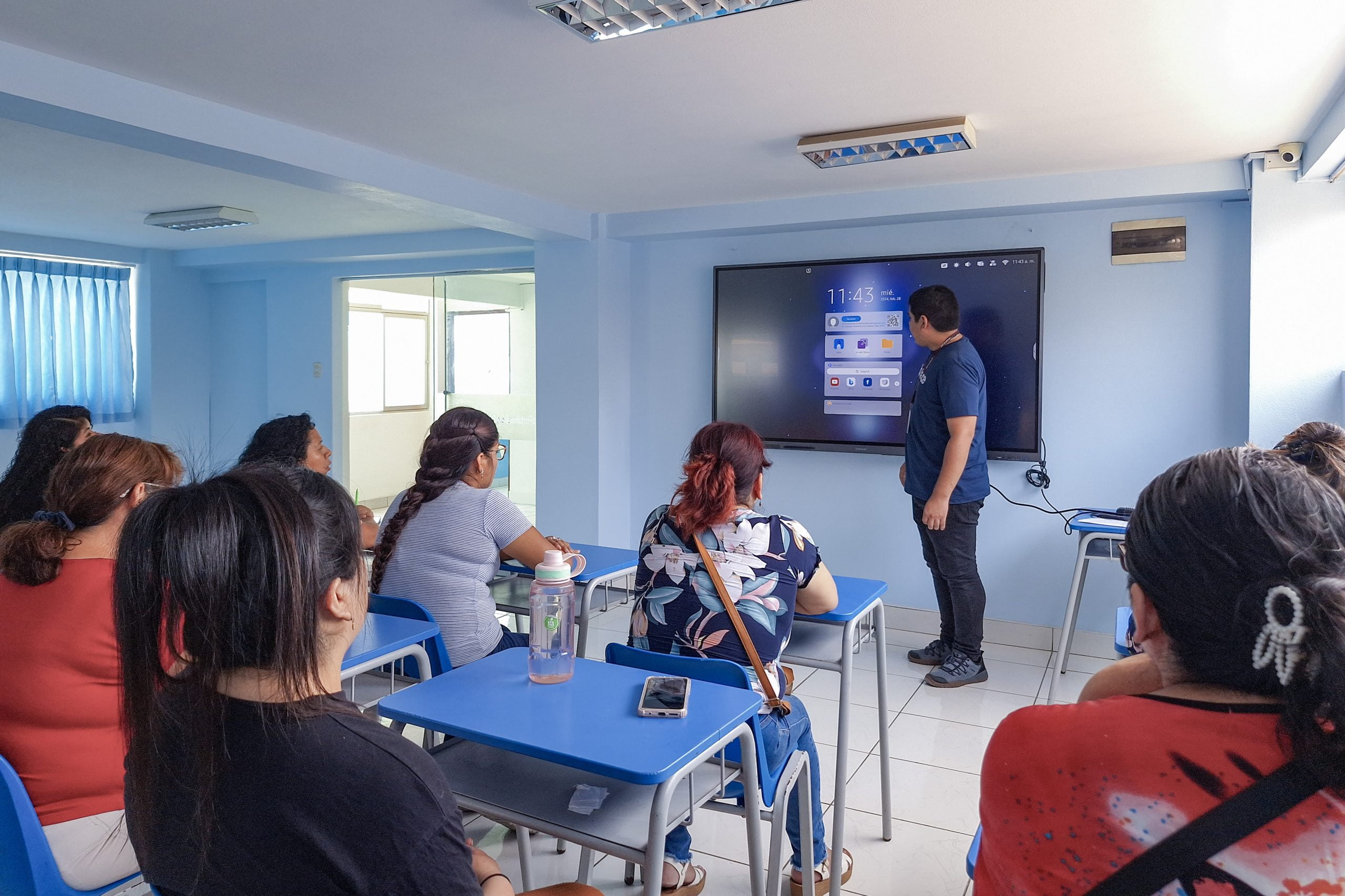 Colegio Santiago Apóstol: Potenciando la Educación a través de las Pantallas Interactivas